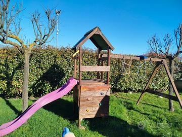casetta con scivolo e altalena 