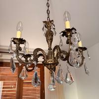 Lampadario con inserti in vetro a goccia