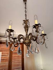 Lampadario con inserti in vetro a goccia