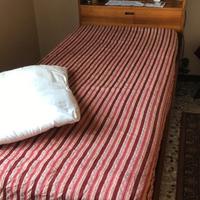 letto in legno con rete a doghe e libreria 