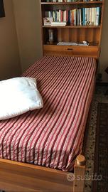 letto in legno con rete a doghe e libreria 