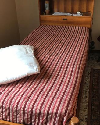 letto in legno con rete a doghe e libreria 