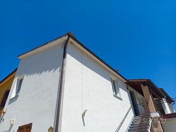 Appartamento con terreno e capanni