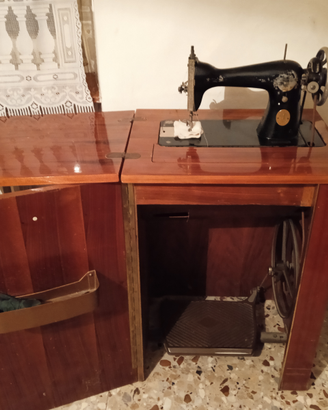 Macchina da cucire a pedale Singer