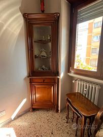 Angoliera con vetrina