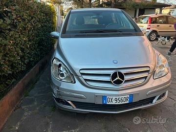 Mercedes Classe B180 automatica diesel incidentata