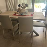 Tavolo allungabile kuset LUBE e sedie