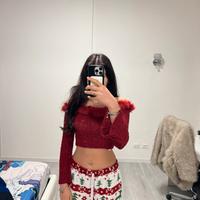 Top rosso glitter con dettaglio in piuma