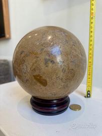 Sfera in pietra fossilifera