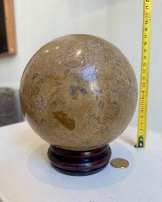 Sfera scultura in pietra fossilifera