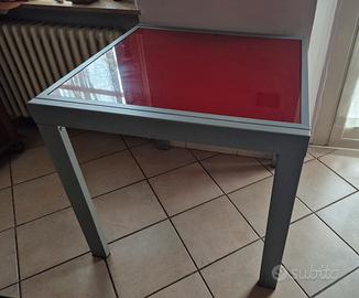 Tavolo con struttura in metallo grigio e vetro 