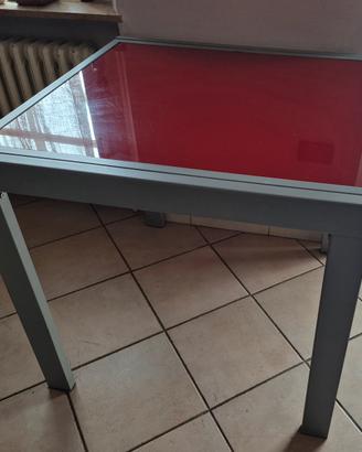 Tavolo con struttura in metallo grigio e vetro 