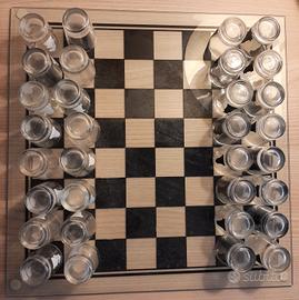 Scacchiera con 32 bicchierini in vetro