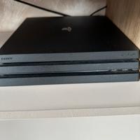 PS4 Pro + 2  Pad originali + TLOU 1/2 + Days Gone