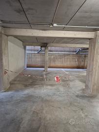 2 posti auto adiacenti in garage condominiale