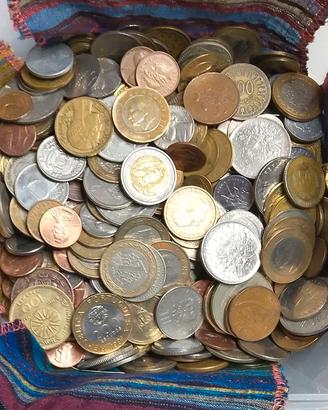 Lotto di oltre 130 monete mondiali, no scarti