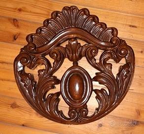 Antico fregio in legno scolpito a mano