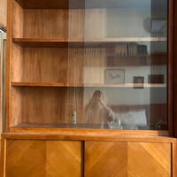 Libreria vintage in legno anni 60 con vetrina fumè