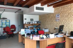 Locale vetrinato al piano terra