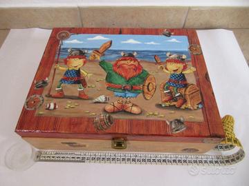 Scatola di legno. Decorata decoupage 33x26x10cm.