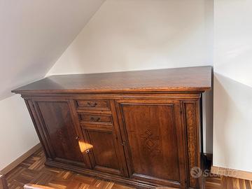 Tavolo con sedie e credenza