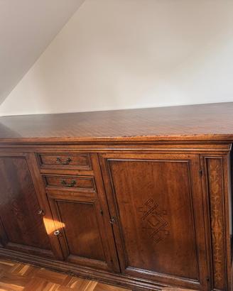 Tavolo con sedie e credenza