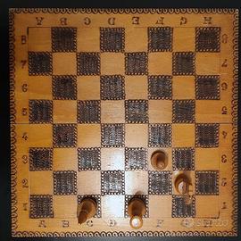 Scacchiera con set di scacchi in legno intarsiato