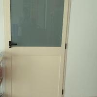 Porta in alluminio bianca - maniglione antipanico