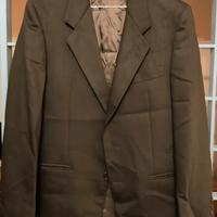 Completo uomo elegante.