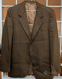 Completo uomo elegante.