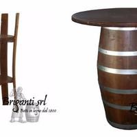 Tavoli e sgabelli pub alti, usabili anche in piedi