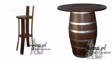 Tavoli e sgabelli pub alti, usabili anche in piedi