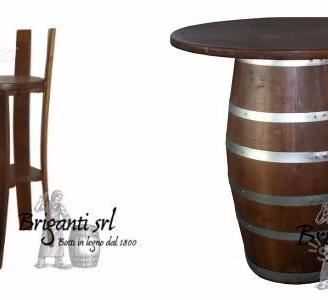 Tavoli e sgabelli pub alti, usabili anche in piedi
