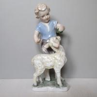 Statuetta in porcellana Bambino e pecora. H 17cm