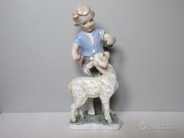 Statuetta in porcellana Bambino e pecora. H 17cm