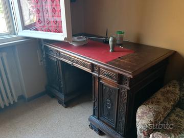 Antica scrivania in legno massello intagliata