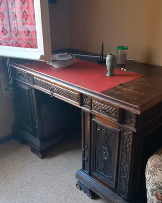 Antica scrivania in legno massello intagliata