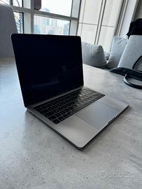 Macbook Pro 2018 touch bar, 1 Tera SSD, 16Gb RAM