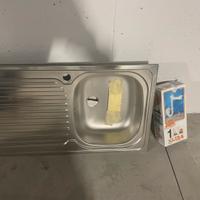 lavandino in acciaio per cucina con accessori