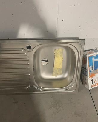 lavandino in acciaio per cucina con accessori
