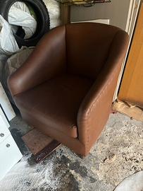 Poltrona in simil pelle marrone