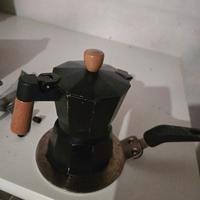 caffettiera ad induzione con adattatore