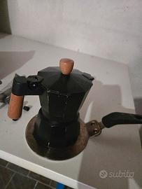caffettiera ad induzione con adattatore