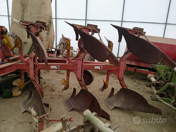 Aratro reversibile trivomere