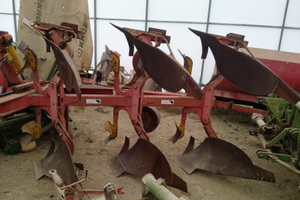 Aratro reversibile trivomere