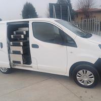 NISSAN FURGONE ATREZZATO