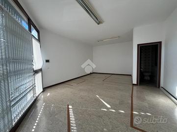 NEGOZIO A ROMANO D'EZZELINO