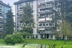 Appartamento di 250 m² con 5 locali e box auto a B