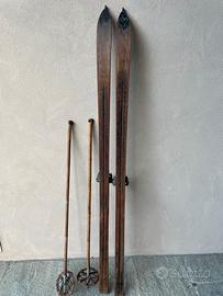 Sci antichi in legno con bastoni in bambu’