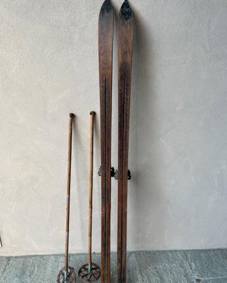 Sci antichi in legno con bastoni in bambu’
